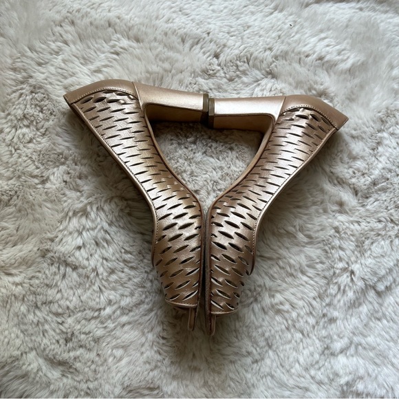 Aquatalia Laser Cut Chunky Heel Peeptoe Pump heel leather Size 6 - Picture 7 of 9